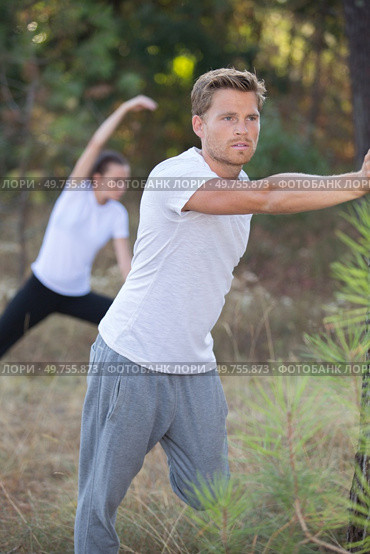 handsome fit man posing outdoors in forest. Стоковое фото, агентство Ingram Publishing / Фотобанк Лори