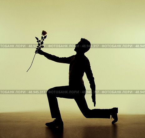 Handsome man proposing to his girlfriend. Стоковое фото, агентство Ingram Publishing / Фотобанк Лори