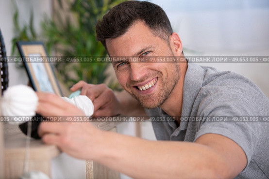 handsome young man mounting lamp. Стоковое фото, агентство Ingram Publishing / Фотобанк Лори