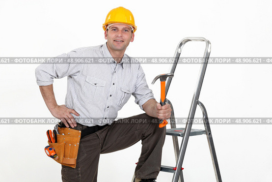 Handyman posing with his tools and a stepladder. Стоковое фото, агентство Ingram Publishing / Фотобанк Лори