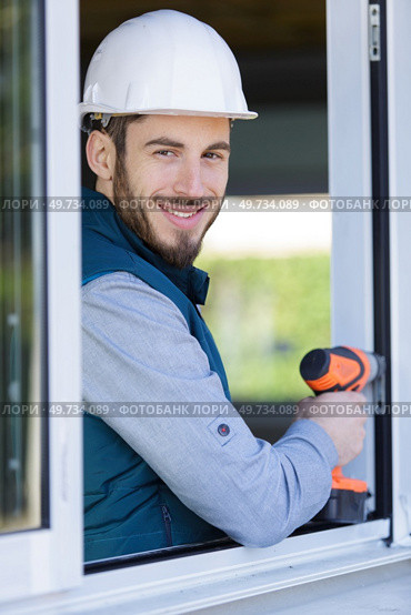 handyman using a cordless screwdriver. Стоковое фото, агентство Ingram Publishing / Фотобанк Лори