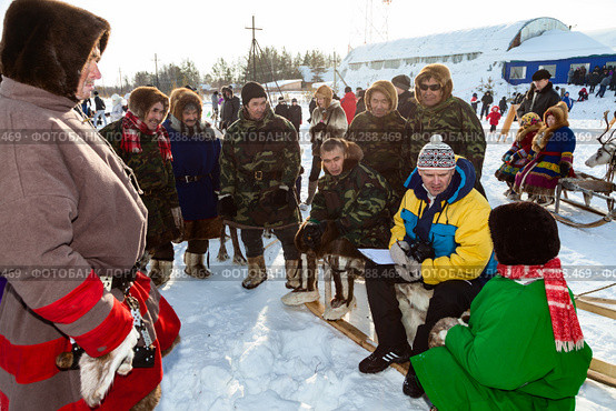 Ханты на празднике оленевода. Жеребьевка перед соревнованиями. (2012 год). Редакционное фото, фотограф Владимир Мельников / Фотобанк Лори
