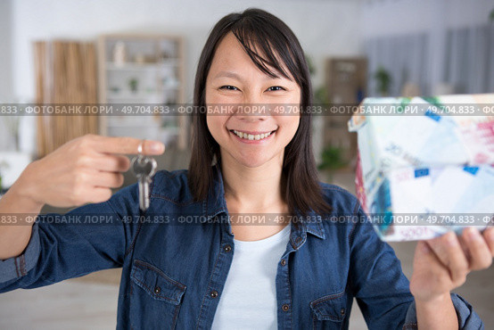 happy girl holding keys from new apartment. Стоковое фото, агентство Ingram Publishing / Фотобанк Лори