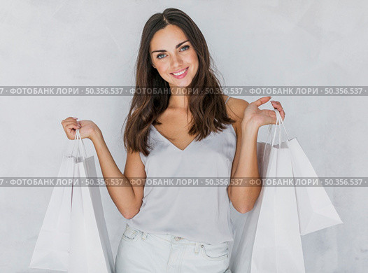 happy lady undershirt holding shopping bags. Стоковое фото, агентство Ingram Publishing / Фотобанк Лори
