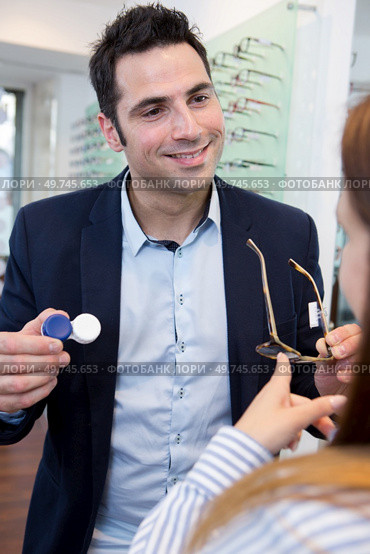 happy man and contact lenses with glasses. Стоковое фото, агентство Ingram Publishing / Фотобанк Лори
