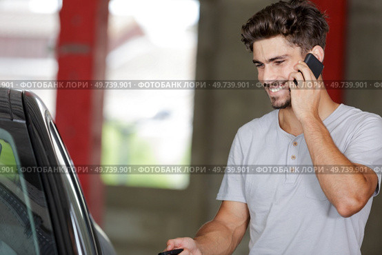 happy man on the phone opening car door. Стоковое фото, агентство Ingram Publishing / Фотобанк Лори