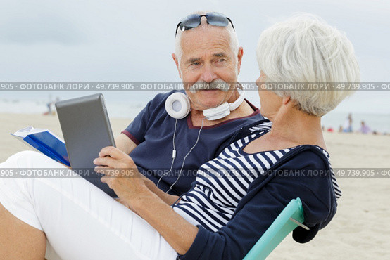 happy middle-aged couple deciding on their next vacation. Стоковое фото, агентство Ingram Publishing / Фотобанк Лори
