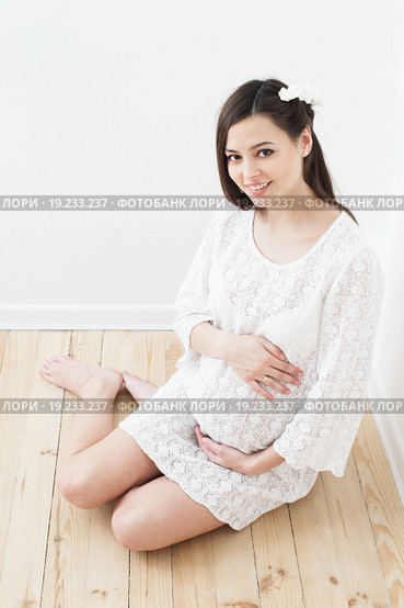 happy pregnant women sitting on the floor. Стоковое фото, фотограф Майя Крученкова / Фотобанк Лори