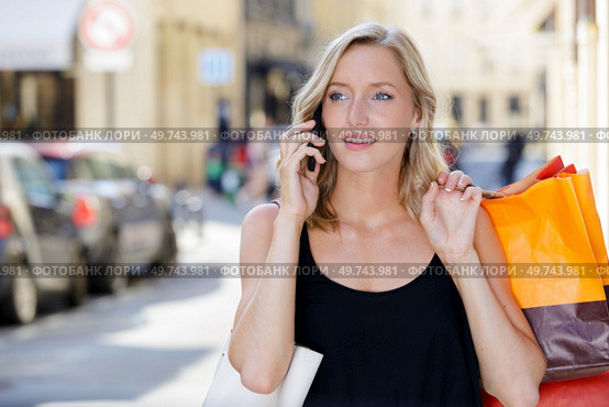 happy smiling woman calling on smartphone in city. Стоковое фото, агентство Ingram Publishing / Фотобанк Лори