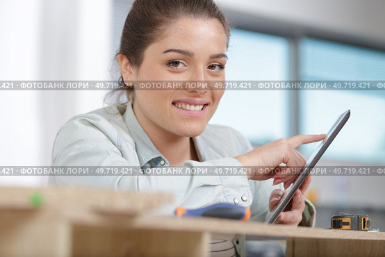 happy woman just moved in new apartment using a tablet. Стоковое фото, агентство Ingram Publishing / Фотобанк Лори
