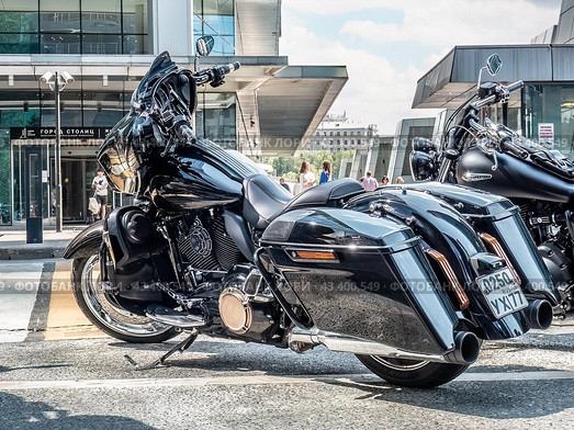 Harley davidson flhxse motorbike in black color. American motorcycle bagger cruiser parked on city street (2024 год). Редакционное фото, фотограф Константин Григорьев / Фотобанк Лори