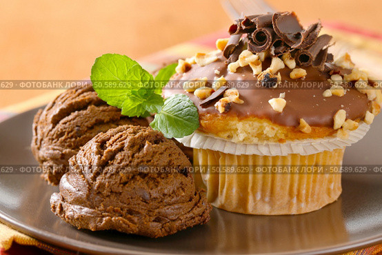 Hazelnut muffin with scoops of chocolate ice-cream. Стоковое фото, агентство Ingram Publishing / Фотобанк Лори
