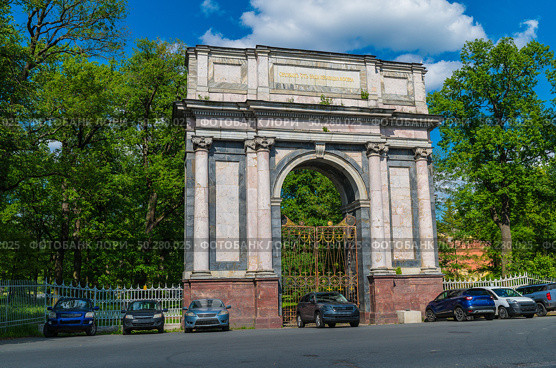 He gate was erected in 1777-1782 according to the design of A. Rinaldi, approved by Catherine II, on the border of Catherine Park to commemorate the victory over the plague in Moscow. Стоковое фото, фотограф Михаил Аккуратoв / Фотобанк Лори