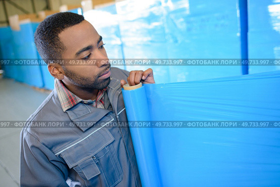 he is packaging big products. Стоковое фото, агентство Ingram Publishing / Фотобанк Лори