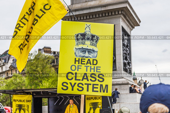 HEAD OF THE CLASS SYSTEM Placard at London Anti Monarchy Protest. London, UK, 5 May 2024. Редакционное фото, фотограф Zydrius Tartenis / Фотобанк Лори