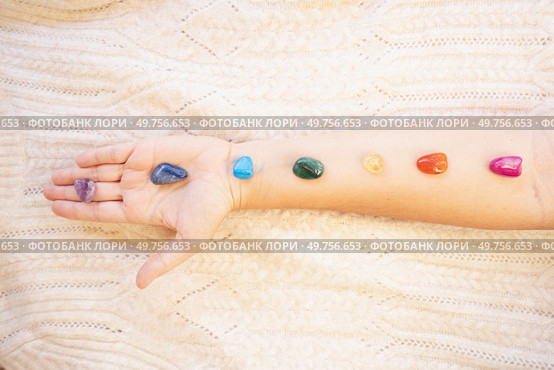 Healing crystals on female hand background, seven chakra stones.. Healing crystals on female hand background, seven chakra stones. Стоковое фото, агентство Ingram Publishing / Фотобанк Лори