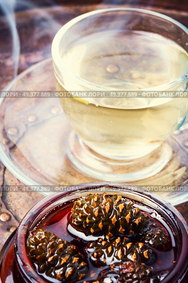 Healthy medicinal jam from pine cones for tea.Natural Medicine. Jam from pine cones for tea. Стоковое фото, агентство Ingram Publishing / Фотобанк Лори