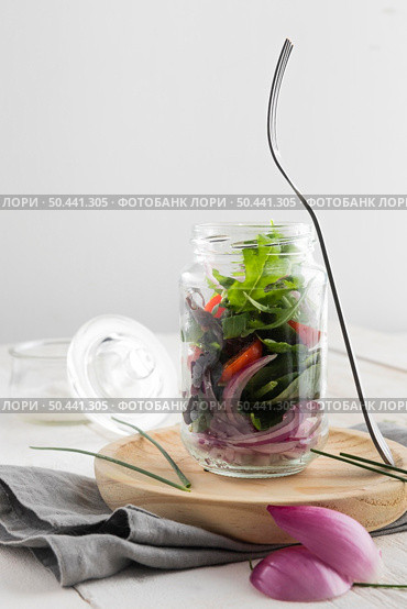healthy salad transparent jar arrangement. Стоковое фото, агентство Ingram Publishing / Фотобанк Лори