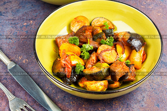 Healthy vegetarian lunch - stewed vegetables, vegetable ratatouille.. Autumnal vegetable stew. Стоковое фото, агентство Ingram Publishing / Фотобанк Лори