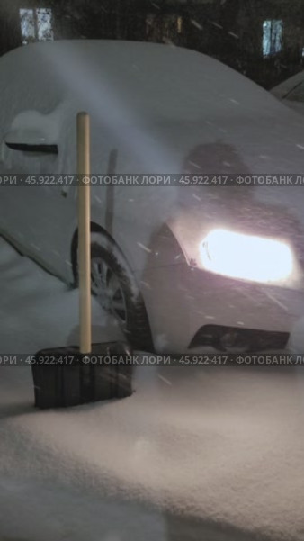Heavy snowfall falling asleep passenger car, concept on timely snow removal. Стоковое видео, видеограф Сергей Чайко / Фотобанк Лори