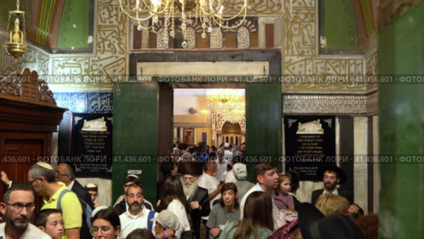 Hebron, West Bank - October 03, 2023: A lot of Jewish people inside of Tomb of the Patriarchs located in Hebron. Редакционное видео, видеограф Георгий Дзюра / Фотобанк Лори
