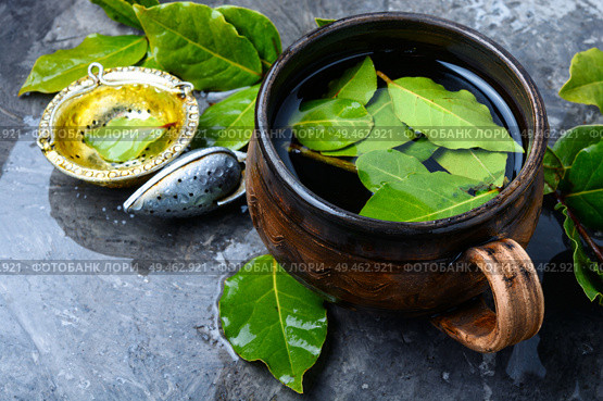 Herbal tea with bay leaf.Brewed delicious herbal tea. Tea with bay leaf. Стоковое фото, агентство Ingram Publishing / Фотобанк Лори