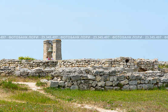 Херсонесский колокол. Херсонес Таврический. Крым (2016 год). Редакционное фото, фотограф Александр Щепин / Фотобанк Лори
