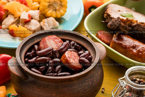 high angle beans sausages. Стоковое фото, агентство Ingram Publishing / Фотобанк Лори