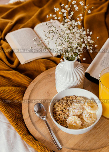 high angle bowl with cereal banana slices. Стоковое фото, агентство Ingram Publishing / Фотобанк Лори