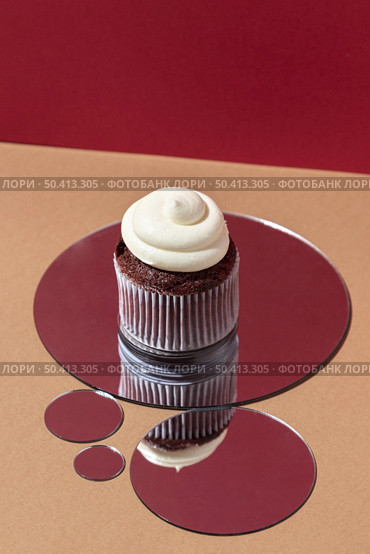 high angle cupcake mirror. Стоковое фото, агентство Ingram Publishing / Фотобанк Лори