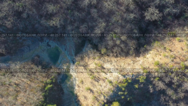 High angle drone flying above riverbed in deep mountain forest. Стоковое видео, видеограф Кирилл Трифонов / Фотобанк Лори