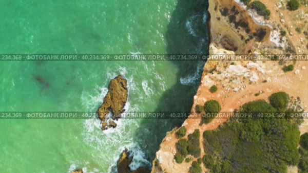 High Angle Flying Above Green Coastline Cliff And Turquoise Water Of Atlantic Ocean. Стоковое видео, видеограф Кирилл Трифонов / Фотобанк Лори