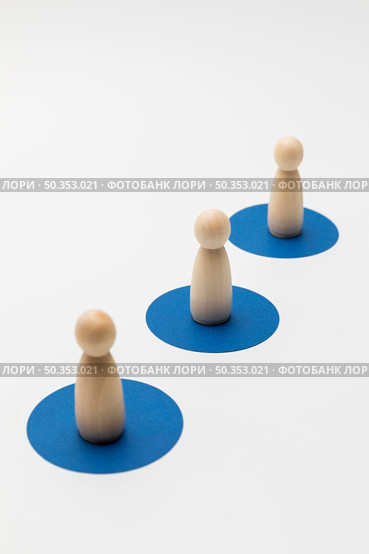 high angle wooden pawn with social distancing recommendation during pandemic. Стоковое фото, агентство Ingram Publishing / Фотобанк Лори