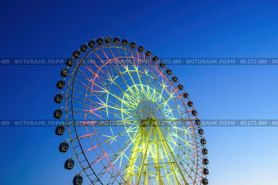 High neon ferris wheel at night in an amusement park Navruz or Anhor in Tashkent, Uzbekistan. (2023 год). Стоковое фото, фотограф Емельянов Евгений Викторович / Фотобанк Лори