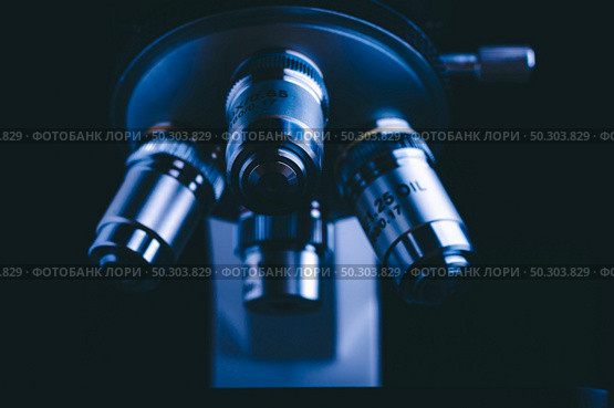 Hight technology microscope at science laboratory for technician using in a histological sample education, a biopsy in the laboratory of research. Стоковое фото, агентство Ingram Publishing / Фотобанк Лори