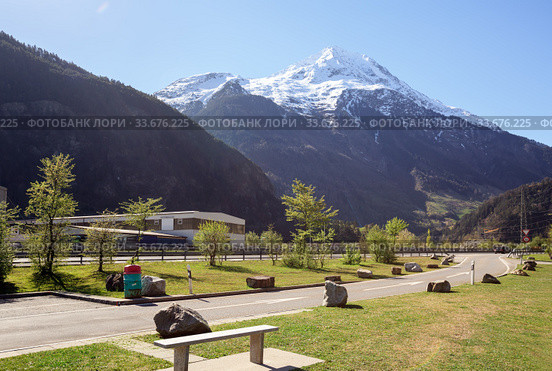 Highway along the river Reuss near the town of Silenen. View of the Alps. Canton of Uri, Switzerland. (2018 год). Стоковое фото, фотограф Bala-Kate / Фотобанк Лори