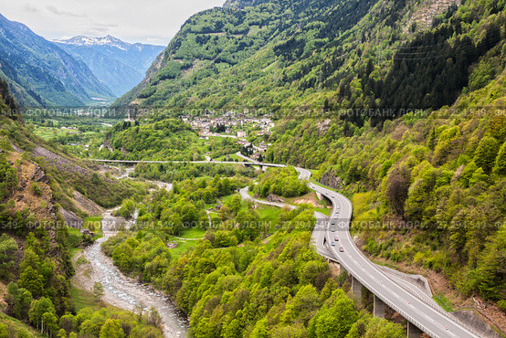 Highway in the Alps, Switzerland (2013 год). Стоковое фото, фотограф Юлия Бабкина / Фотобанк Лори