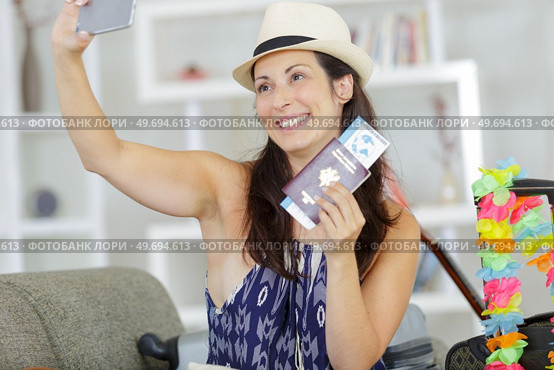 hilarious smiling woman making a photo. Стоковое фото, агентство Ingram Publishing / Фотобанк Лори