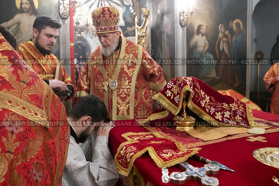 Хиротония диакона Леонида Вадимовича Певень во пресвитера в Николо-Архангельском храме Балашихи (2024 год). Редакционное фото, фотограф Дмитрий Неумоин / Фотобанк Лори