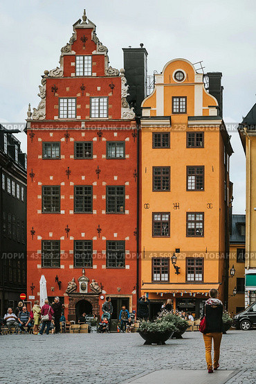 Historic houses on Stortorget square in Gamla Stan district. An example of classic northern European architecture. Ancient square for important public gatherings. STOCKHOLM, SWEDEN 2019. Редакционное фото, фотограф KOSIM / Фотобанк Лори