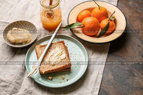 Хлеб с маслом и вкусным мандариновым вареньем на столе. Стоковое фото, фотограф Pixel_shot / Фотобанк Лори