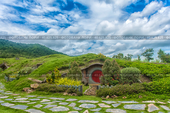 Hobbit door of hobbit hole in Hobbiton (2018 год). Редакционное фото, фотограф Анна Кривицкая / Фотобанк Лори