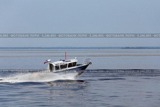 Ходовые испытания полицейского катера на Международном военно-морском салоне IMDS-2013. Стоковое фото, фотограф Игорь Долгов / Фотобанк Лори