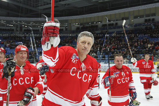 Хоккейное шоу в Балашихе, Александр Якушев на переднем плане (2010 год). Редакционное фото, фотограф Дмитрий Неумоин / Фотобанк Лори
