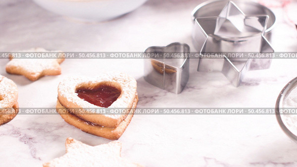 Homebaked Christmas Cookies With fruit Jam filling and Icing Sugar. Стоковое фото, агентство Ingram Publishing / Фотобанк Лори