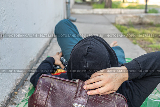Homeless marginal man with bare feet living on the street. Стоковое фото, фотограф Михаил Яковлев / Фотобанк Лори