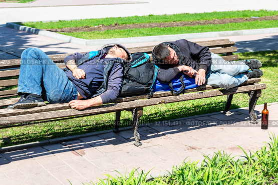 Homeless people is sleeping on the wooden benc (2018 год). Редакционное фото, фотограф FotograFF / Фотобанк Лори