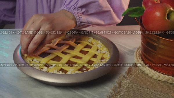 Homemade apple pie preparation with lattice crust hands arranging dough strips on filling. Стоковое видео, видеограф Zakharova Natasha / Фотобанк Лори