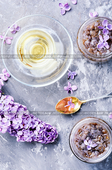 Homemade jam from the lilac. Tea with lilac jam for strengthening immunity and improving the body. Стоковое фото, агентство Ingram Publishing / Фотобанк Лори