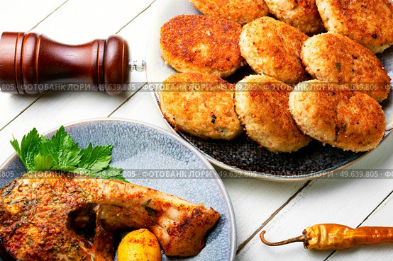 Homemade minced fish cutlets and fish steak. Fried silver carp and fish cutlets. Стоковое фото, агентство Ingram Publishing / Фотобанк Лори
